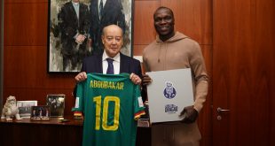 Vincent Aboubakar Visits Former Club FC Porto, Presents Iconic Cameroon Jersey to President